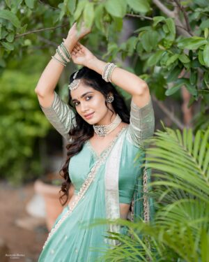 Tejaswini Gowda Instagram - 🕊️ 

Styling: @harinireddym 
Outfit: @varahi_artstudio 
📸: @akhileshrupaji 
Jewellery: @fashioncurvee