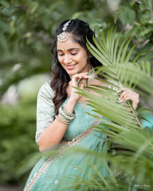 Tejaswini Gowda Instagram - 🕊️ 

Styling: @harinireddym 
Outfit: @varahi_artstudio 
📸: @akhileshrupaji 
Jewellery: @fashioncurvee