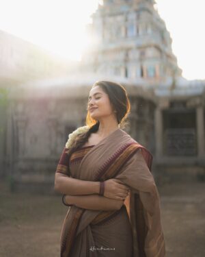 Teju Ashwini Instagram - Kanmani 🌺
.
Ft : @teju_ashwini 
Shotby : @_harikumar._ 
Styledby : @ishwaryaalaguvel 
Bts : @mickey__creations 
Costume : @niga_designers 
.
#tamil #kovil #temple #photoshoot #tamilactress