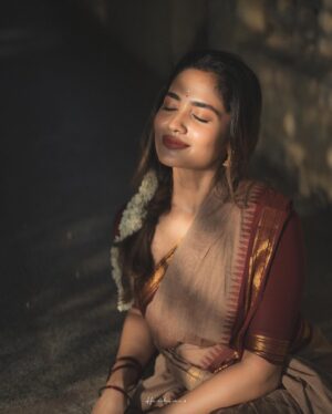 Teju Ashwini Instagram - Kanmani 🌺
.
Ft : @teju_ashwini 
Shotby : @_harikumar._ 
Styledby : @ishwaryaalaguvel 
Bts : @mickey__creations 
Costume : @niga_designers 
.
#tamil #kovil #temple #photoshoot #tamilactress