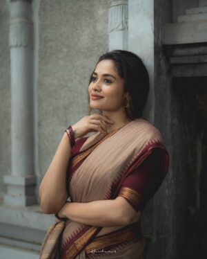 Teju Ashwini Instagram - Kanmani 🌺
.
Ft : @teju_ashwini 
Shotby : @_harikumar._ 
Styledby : @ishwaryaalaguvel 
Bts : @mickey__creations 
Costume : @niga_designers 
.
#tamil #kovil #temple #photoshoot #tamilactress