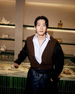 Teo Yoo Instagram - @loewe #까사로에베서울 #로에베 #LOEWEseoul #ad 
Being a fan of the cowboy lifestyle I'm loving the inspired design