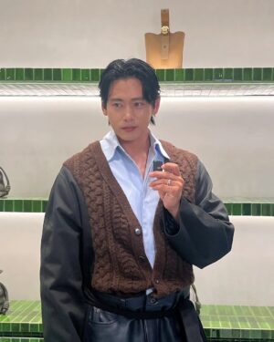 Teo Yoo Instagram - @loewe #까사로에베서울 #로에베 #LOEWEseoul #ad 
Being a fan of the cowboy lifestyle I'm loving the inspired design