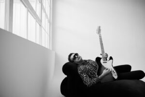 Teoman Instagram - ❓ Müzik dünyasında sana ilham veren isimler desek, nasıl bir tablo ile karşılaşırız?

💬 Bana ilham veren ya da bakış açımı değiştiren isimler arasında ilk David Bowie geliyor. Bundan sonra yapacağımız deneysel çalışmaları da müzik endüstrisinin beklentisini karşılayan bir yerden değil, bu bakış açısıyla yapacağım... Yine canı ne isterse yapan Bob Dylan’ı, Tom Waits’i ve Elvis Presley’i seviyorum. Yapacağım bu iki yeni fikir de bu insanlardan çıkan işler gibi ters köşe şeyler olacak. Çocuksu bir oyun gibi üretim, o yüzden yapıyorum bu işleri. 

Curated’ın No.25 röportajından…

📷 Emre Güven @emreguven

#Röportaj #Curated 

@curatedist