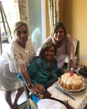 Terelu Campos Instagram - Primer cumpleaños sin ti !! Q poco te gustaba q te pusiéramos las velas con los años q cumplías!! Casi siempre una ? .. en el último pudimos ponerlas y al menos conservamos esa imagen contigo. Feliz Cumple mami .. el mas triste de mi vida.😪💔
