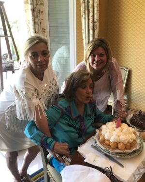 Terelu Campos Instagram - Primer cumpleaños sin ti !! Q poco te gustaba q te pusiéramos las velas con los años q cumplías!! Casi siempre una ? .. en el último pudimos ponerlas y al menos conservamos esa imagen contigo. Feliz Cumple mami .. el mas triste de mi vida.😪💔