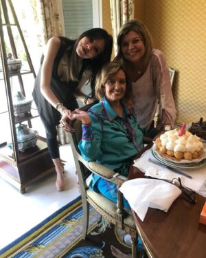 Terelu Campos Instagram - Primer cumpleaños sin ti !! Q poco te gustaba q te pusiéramos las velas con los años q cumplías!! Casi siempre una ? .. en el último pudimos ponerlas y al menos conservamos esa imagen contigo. Feliz Cumple mami .. el mas triste de mi vida.😪💔