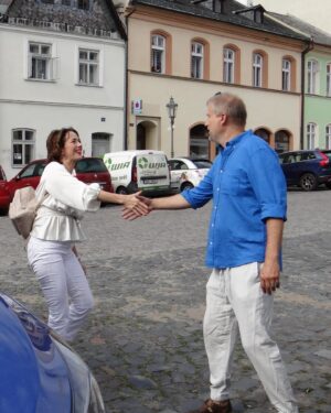 Tereza Kostková Instagram - Další nádherný kout naši země - děkuji za pozváni do @galerieustek je plna krásných obrázku Viktora Preisse, Jiřího Suchého, Ivy Hüttnerove a mnoha mnoha dalších báječných umělců, také je plna dobrot, protože součástí je i kavárna, je celá modrá a přitahuje samé moudre a dobre lidi, kteří včera všichni do poslední židle zaplnili její prostor a povídali jsme si a smáli se a přemýšleli o životě a bylo nám fajne. Děkuji za pozváni Liboru Uhlíkovi, jeho ženě, která dělá ty dobroty v kavárně a jeho laskavé mamince. 

#galerie #beseda #setkani #vylet #lovemyjob #terezakostkova