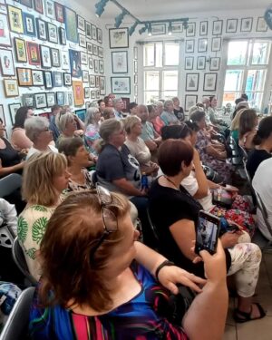 Tereza Kostková Instagram - Další nádherný kout naši země - děkuji za pozváni do @galerieustek je plna krásných obrázku Viktora Preisse, Jiřího Suchého, Ivy Hüttnerove a mnoha mnoha dalších báječných umělců, také je plna dobrot, protože součástí je i kavárna, je celá modrá a přitahuje samé moudre a dobre lidi, kteří včera všichni do poslední židle zaplnili její prostor a povídali jsme si a smáli se a přemýšleli o životě a bylo nám fajne. Děkuji za pozváni Liboru Uhlíkovi, jeho ženě, která dělá ty dobroty v kavárně a jeho laskavé mamince. 

#galerie #beseda #setkani #vylet #lovemyjob #terezakostkova