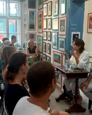 Tereza Kostková Instagram - Další nádherný kout naši země - děkuji za pozváni do @galerieustek je plna krásných obrázku Viktora Preisse, Jiřího Suchého, Ivy Hüttnerove a mnoha mnoha dalších báječných umělců, také je plna dobrot, protože součástí je i kavárna, je celá modrá a přitahuje samé moudre a dobre lidi, kteří včera všichni do poslední židle zaplnili její prostor a povídali jsme si a smáli se a přemýšleli o životě a bylo nám fajne. Děkuji za pozváni Liboru Uhlíkovi, jeho ženě, která dělá ty dobroty v kavárně a jeho laskavé mamince. 

#galerie #beseda #setkani #vylet #lovemyjob #terezakostkova
