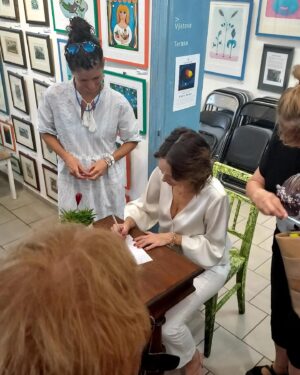 Tereza Kostková Instagram - Další nádherný kout naši země - děkuji za pozváni do @galerieustek je plna krásných obrázku Viktora Preisse, Jiřího Suchého, Ivy Hüttnerove a mnoha mnoha dalších báječných umělců, také je plna dobrot, protože součástí je i kavárna, je celá modrá a přitahuje samé moudre a dobre lidi, kteří včera všichni do poslední židle zaplnili její prostor a povídali jsme si a smáli se a přemýšleli o životě a bylo nám fajne. Děkuji za pozváni Liboru Uhlíkovi, jeho ženě, která dělá ty dobroty v kavárně a jeho laskavé mamince. 

#galerie #beseda #setkani #vylet #lovemyjob #terezakostkova