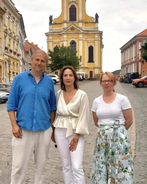 Tereza Kostková Instagram - Další nádherný kout naši země - děkuji za pozváni do @galerieustek je plna krásných obrázku Viktora Preisse, Jiřího Suchého, Ivy Hüttnerove a mnoha mnoha dalších báječných umělců, také je plna dobrot, protože součástí je i kavárna, je celá modrá a přitahuje samé moudre a dobre lidi, kteří včera všichni do poslední židle zaplnili její prostor a povídali jsme si a smáli se a přemýšleli o životě a bylo nám fajne. Děkuji za pozváni Liboru Uhlíkovi, jeho ženě, která dělá ty dobroty v kavárně a jeho laskavé mamince. 

#galerie #beseda #setkani #vylet #lovemyjob #terezakostkova