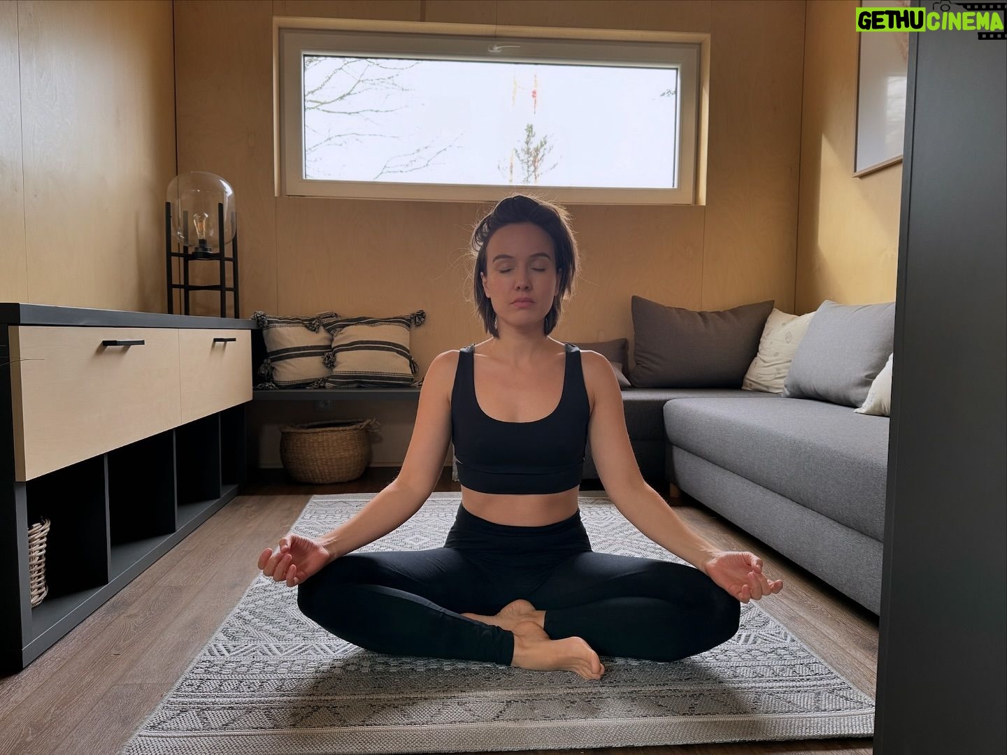 Tereza Ramba - 3.8K Likes - S domečky @montovanedomky jsme toho zažili mnohé. Ten náš na nás stále čeká, protože jsme dynamická a šílená rodina. A nikdy nevíme jestli víc moře, nebo hory a nekonečný debaty kam ho dát a kde bude venkovní sprcha, jak spravit maringotku a kde bude domeček pro hosty kterej uděláme ze starých trámů z domu nás strašně baví. Už se to ale blíží. Nemůžu se dočkat a skoro se mi nechce přestat o tom snít. Těším se drahé domečky na všechno, brzo vám odtajníme spoustu překvapení!