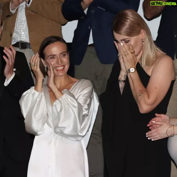 Tereza Ramba - 18.3K Likes - Střípky z premiéry. Podpora a láska. Díky kamarádi a rodino, i vy co vás nemám na fotkách. Jste moje přístavy. ♥️
První víkend za náma. Nedokážu to ani okomentovat. Berete nám dech.
@zapisnikalkoholicky @michaela_bastien
@jirimadl86 @dagmarhavlova_official @ewa_farna93 @michaela.duffkova @daniel.dan.svatek @tomki.nemec a tisíc dalších. Děkuju živote.
.
.
.
Moc děkuju svému týmu! Byly to náročný týdny, veškerý styling od hlavy k patě @sarumanka , šaty na premiéru @anamecz třpity @27jewelry @lenkakerlicka @koki9_official @mirka_mysicka i love you!