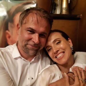 Tereza Ramba Instagram - Střípky z premiéry. Podpora a láska. Díky kamarádi a rodino, i vy co vás nemám na fotkách. Jste moje přístavy. ♥️
První víkend za náma. Nedokážu to ani okomentovat. Berete nám dech. 
@zapisnikalkoholicky @michaela_bastien 
@jirimadl86 @dagmarhavlova_official @ewa_farna93 @michaela.duffkova @daniel.dan.svatek @tomki.nemec a tisíc dalších. Děkuju živote.
.
.
.
Moc děkuju svému týmu! Byly to náročný týdny, veškerý styling od hlavy k patě @sarumanka , šaty na premiéru @anamecz třpity @27jewelry @lenkakerlicka  @koki9_official @mirka_mysicka i love you!