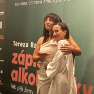 Tereza Ramba Instagram - Střípky z premiéry. Podpora a láska. Díky kamarádi a rodino, i vy co vás nemám na fotkách. Jste moje přístavy. ♥️
První víkend za náma. Nedokážu to ani okomentovat. Berete nám dech. 
@zapisnikalkoholicky @michaela_bastien 
@jirimadl86 @dagmarhavlova_official @ewa_farna93 @michaela.duffkova @daniel.dan.svatek @tomki.nemec a tisíc dalších. Děkuju živote.
.
.
.
Moc děkuju svému týmu! Byly to náročný týdny, veškerý styling od hlavy k patě @sarumanka , šaty na premiéru @anamecz třpity @27jewelry @lenkakerlicka  @koki9_official @mirka_mysicka i love you!