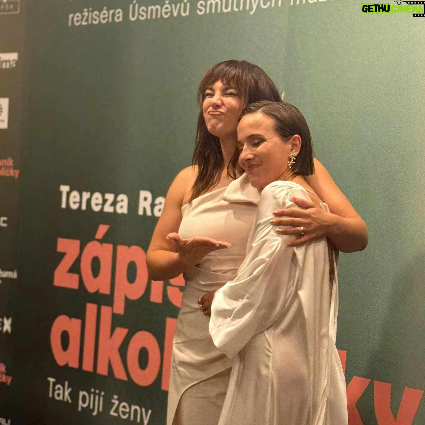 Tereza Ramba - 18.3K Likes - Střípky z premiéry. Podpora a láska. Díky kamarádi a rodino, i vy co vás nemám na fotkách. Jste moje přístavy. ♥️
První víkend za náma. Nedokážu to ani okomentovat. Berete nám dech.
@zapisnikalkoholicky @michaela_bastien
@jirimadl86 @dagmarhavlova_official @ewa_farna93 @michaela.duffkova @daniel.dan.svatek @tomki.nemec a tisíc dalších. Děkuju živote.
.
.
.
Moc děkuju svému týmu! Byly to náročný týdny, veškerý styling od hlavy k patě @sarumanka , šaty na premiéru @anamecz třpity @27jewelry @lenkakerlicka @koki9_official @mirka_mysicka i love you!