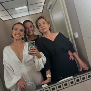 Tereza Ramba Instagram - Střípky z premiéry. Podpora a láska. Díky kamarádi a rodino, i vy co vás nemám na fotkách. Jste moje přístavy. ♥️
První víkend za náma. Nedokážu to ani okomentovat. Berete nám dech. 
@zapisnikalkoholicky @michaela_bastien 
@jirimadl86 @dagmarhavlova_official @ewa_farna93 @michaela.duffkova @daniel.dan.svatek @tomki.nemec a tisíc dalších. Děkuju živote.
.
.
.
Moc děkuju svému týmu! Byly to náročný týdny, veškerý styling od hlavy k patě @sarumanka , šaty na premiéru @anamecz třpity @27jewelry @lenkakerlicka  @koki9_official @mirka_mysicka i love you!