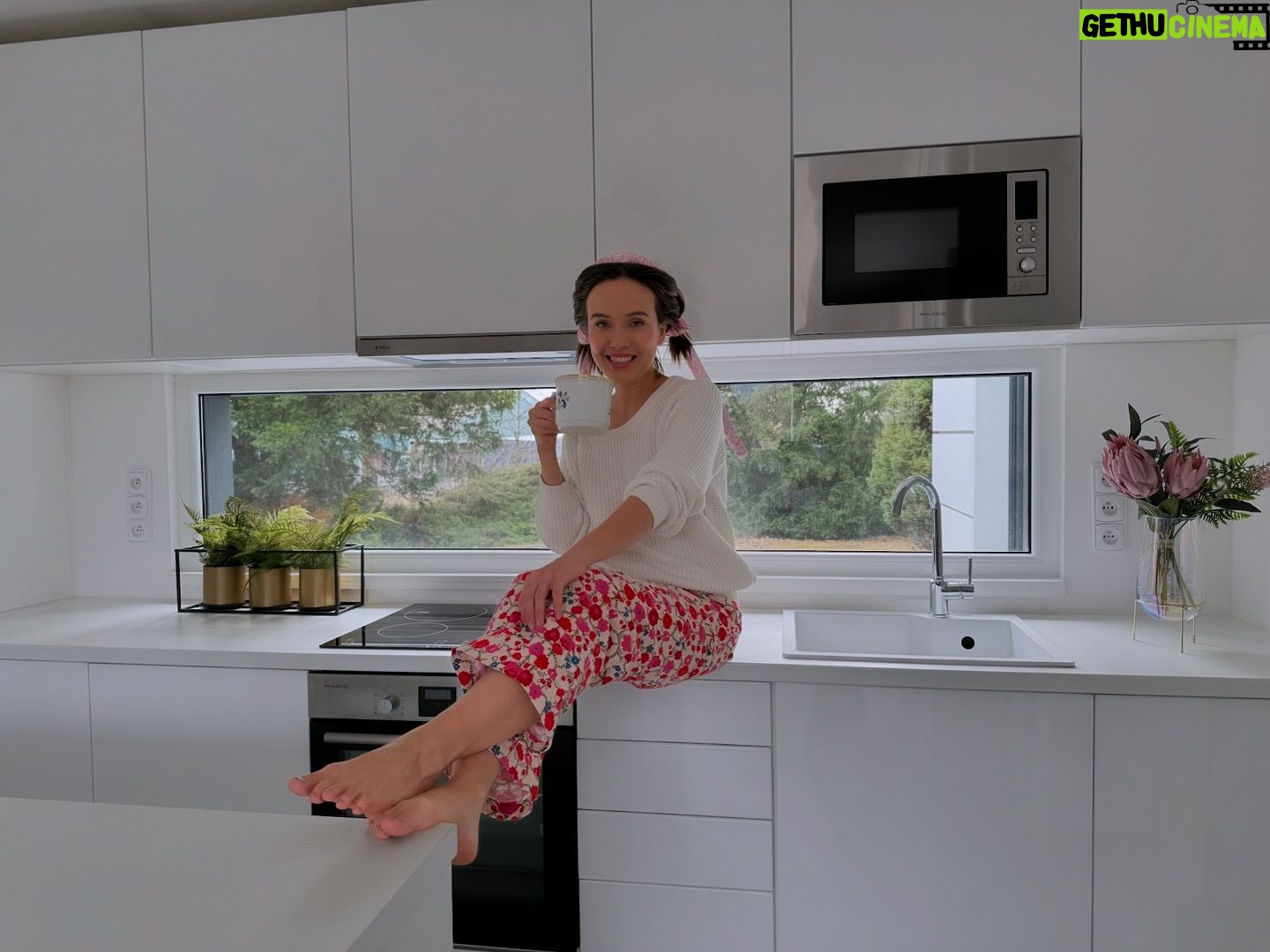 Tereza Ramba - 3.8K Likes - S domečky @montovanedomky jsme toho zažili mnohé. Ten náš na nás stále čeká, protože jsme dynamická a šílená rodina. A nikdy nevíme jestli víc moře, nebo hory a nekonečný debaty kam ho dát a kde bude venkovní sprcha, jak spravit maringotku a kde bude domeček pro hosty kterej uděláme ze starých trámů z domu nás strašně baví. Už se to ale blíží. Nemůžu se dočkat a skoro se mi nechce přestat o tom snít. Těším se drahé domečky na všechno, brzo vám odtajníme spoustu překvapení!
