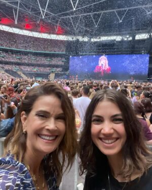 Teri Hatcher Instagram - Memories with @iamemersontenney from 1st concert ever in LA to now @wembleystadium I treasure this. @taylorswift Thank you for providing us years of music  to share. It was epic!!! 👑🔥💖