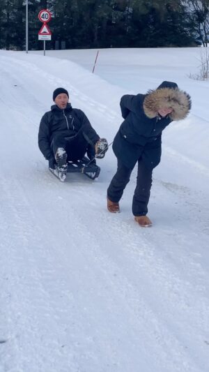 Terje Sporsem Instagram - Tiden da vi voksne kan roe ned og la barna jobbe litt ekstra er endelig her! God jul, alle sammen 🎄🎄❤️