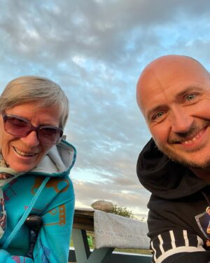 Terje Sporsem Instagram - Da fikk hun endelig hvile. Den fine mammaen vår. Bjørg Riksfjord. Politikeren, journalisten, teaterdronninga, kona, mammaen, bestemora, oldemora, søstra og venninna. 
Selv om hun i de siste årene var fanget i demensens klamme og jævlige grep, så satte mamma store spor gjennom livet. Nesten alle som har hatt med henne å gjøre,har en eller annen historie om «ho Bjørg». Og vi i familien sitter igjen med MANGE historier og mange minner. De siste dagene har vi vært samlet rundt mamma og vi har mimret, grått og ledd om hverandre. Kjære mamma: Jeg er så stolt av at du var moren min. Takk!!❤️❤️