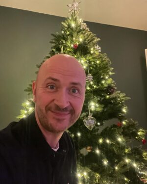 Terje Sporsem Instagram - 2023! Wow! FOR et år fylt av både opp- og nedturer! 
Startet året med å sitte i en sofa og se på TV på TV sammen med min gode venn Gustav,  og avsluttet det med terningkast 6 og 2 måneder med fulle hus sammen med Are og Hilde Marie på Løvenvold Theater i Ålesund.  Og i mellom der skjedde det mye. 
Avslutning av 2 års turné og visning av show på NRK, salg av firma, Svalbard-tur med pappa, «Alle mot Alle»sammen med Helén, 71 grader nord.. for en tur og for en gjeng med fine folk å være på tur med ❤️ og på andre enden av skalaen;  mammas dødsfall etter lang tids sykdom. 😔
Og kanskje er det på grunn av det siste her at jeg blir litt ekstra opptatt av å prøve å sette pris på folk og ting i livet…Fra barndomskompiser i Ålesund som bruker tid for å hjelpe til med oppussing av leilighet (spesiell shoutout til @robwelle ) og familien med Katrine og alle barn og barnebarn som er med på denne rare reisen på godt og vondt, til kollegaer, venner og samarbeidspartnere, folk som faktisk kommer og ser showene mine og dere som orker følge meg her. Jeg setter enormt stor pris på alle jeg har i livet mitt og gleder meg til 2024. ❤️Det skjer gøye ting da og! Takk for i år og Godt nytt år! T