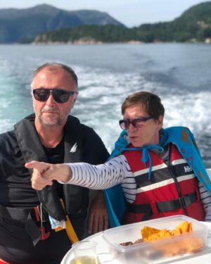 Terje Sporsem Instagram - Da fikk hun endelig hvile. Den fine mammaen vår. Bjørg Riksfjord. Politikeren, journalisten, teaterdronninga, kona, mammaen, bestemora, oldemora, søstra og venninna. 
Selv om hun i de siste årene var fanget i demensens klamme og jævlige grep, så satte mamma store spor gjennom livet. Nesten alle som har hatt med henne å gjøre,har en eller annen historie om «ho Bjørg». Og vi i familien sitter igjen med MANGE historier og mange minner. De siste dagene har vi vært samlet rundt mamma og vi har mimret, grått og ledd om hverandre. Kjære mamma: Jeg er så stolt av at du var moren min. Takk!!❤️❤️
