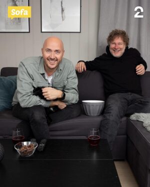 Terje Sporsem Instagram - 2023! Wow! FOR et år fylt av både opp- og nedturer! 
Startet året med å sitte i en sofa og se på TV på TV sammen med min gode venn Gustav,  og avsluttet det med terningkast 6 og 2 måneder med fulle hus sammen med Are og Hilde Marie på Løvenvold Theater i Ålesund.  Og i mellom der skjedde det mye. 
Avslutning av 2 års turné og visning av show på NRK, salg av firma, Svalbard-tur med pappa, «Alle mot Alle»sammen med Helén, 71 grader nord.. for en tur og for en gjeng med fine folk å være på tur med ❤️ og på andre enden av skalaen;  mammas dødsfall etter lang tids sykdom. 😔
Og kanskje er det på grunn av det siste her at jeg blir litt ekstra opptatt av å prøve å sette pris på folk og ting i livet…Fra barndomskompiser i Ålesund som bruker tid for å hjelpe til med oppussing av leilighet (spesiell shoutout til @robwelle ) og familien med Katrine og alle barn og barnebarn som er med på denne rare reisen på godt og vondt, til kollegaer, venner og samarbeidspartnere, folk som faktisk kommer og ser showene mine og dere som orker følge meg her. Jeg setter enormt stor pris på alle jeg har i livet mitt og gleder meg til 2024. ❤️Det skjer gøye ting da og! Takk for i år og Godt nytt år! T