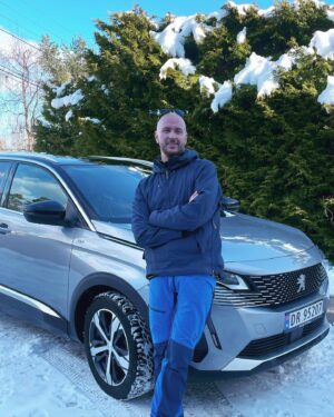 Terje Sporsem Instagram - [reklame] To år på turné nærmer seg slutten og vi har lagt bak oss ganske mange tusen kilometer i humorens tjeneste. Da er det viktig å ha en bil som funker til formålet. Vi hadde behov for en bil som hadde god komfort, god plass til utstyr, som ikke var varebil og som kunne kjøre lange strekninger på en helg. @peugeotnorge har mange fantastiske biler i alle kategorier og lot oss sjekke ut flere biler, men vi endte opp med en Peugeot 5008 som turnébil, og det har vært helt magisk og problemfritt. Vi har en produksjon som ser veldig svær ut, men gode løsninger fra tekniker Martinus gjør at den er veldig turnévennlig og vi har fått ny målestokk.: det skal få plass i en Peugeot!  #peugeot #turné #absolutenorsk