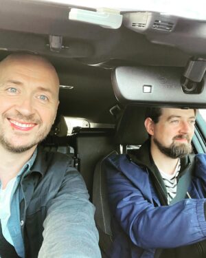 Terje Sporsem Instagram - [reklame] To år på turné nærmer seg slutten og vi har lagt bak oss ganske mange tusen kilometer i humorens tjeneste. Da er det viktig å ha en bil som funker til formålet. Vi hadde behov for en bil som hadde god komfort, god plass til utstyr, som ikke var varebil og som kunne kjøre lange strekninger på en helg. @peugeotnorge har mange fantastiske biler i alle kategorier og lot oss sjekke ut flere biler, men vi endte opp med en Peugeot 5008 som turnébil, og det har vært helt magisk og problemfritt. Vi har en produksjon som ser veldig svær ut, men gode løsninger fra tekniker Martinus gjør at den er veldig turnévennlig og vi har fått ny målestokk.: det skal få plass i en Peugeot!  #peugeot #turné #absolutenorsk