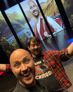Terje Sporsem Instagram - 2023! Wow! FOR et år fylt av både opp- og nedturer! 
Startet året med å sitte i en sofa og se på TV på TV sammen med min gode venn Gustav,  og avsluttet det med terningkast 6 og 2 måneder med fulle hus sammen med Are og Hilde Marie på Løvenvold Theater i Ålesund.  Og i mellom der skjedde det mye. 
Avslutning av 2 års turné og visning av show på NRK, salg av firma, Svalbard-tur med pappa, «Alle mot Alle»sammen med Helén, 71 grader nord.. for en tur og for en gjeng med fine folk å være på tur med ❤️ og på andre enden av skalaen;  mammas dødsfall etter lang tids sykdom. 😔
Og kanskje er det på grunn av det siste her at jeg blir litt ekstra opptatt av å prøve å sette pris på folk og ting i livet…Fra barndomskompiser i Ålesund som bruker tid for å hjelpe til med oppussing av leilighet (spesiell shoutout til @robwelle ) og familien med Katrine og alle barn og barnebarn som er med på denne rare reisen på godt og vondt, til kollegaer, venner og samarbeidspartnere, folk som faktisk kommer og ser showene mine og dere som orker følge meg her. Jeg setter enormt stor pris på alle jeg har i livet mitt og gleder meg til 2024. ❤️Det skjer gøye ting da og! Takk for i år og Godt nytt år! T