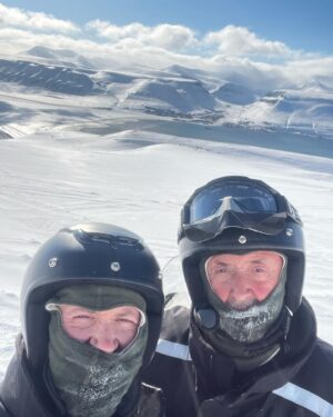 Terje Sporsem Instagram - 2023! Wow! FOR et år fylt av både opp- og nedturer! 
Startet året med å sitte i en sofa og se på TV på TV sammen med min gode venn Gustav,  og avsluttet det med terningkast 6 og 2 måneder med fulle hus sammen med Are og Hilde Marie på Løvenvold Theater i Ålesund.  Og i mellom der skjedde det mye. 
Avslutning av 2 års turné og visning av show på NRK, salg av firma, Svalbard-tur med pappa, «Alle mot Alle»sammen med Helén, 71 grader nord.. for en tur og for en gjeng med fine folk å være på tur med ❤️ og på andre enden av skalaen;  mammas dødsfall etter lang tids sykdom. 😔
Og kanskje er det på grunn av det siste her at jeg blir litt ekstra opptatt av å prøve å sette pris på folk og ting i livet…Fra barndomskompiser i Ålesund som bruker tid for å hjelpe til med oppussing av leilighet (spesiell shoutout til @robwelle ) og familien med Katrine og alle barn og barnebarn som er med på denne rare reisen på godt og vondt, til kollegaer, venner og samarbeidspartnere, folk som faktisk kommer og ser showene mine og dere som orker følge meg her. Jeg setter enormt stor pris på alle jeg har i livet mitt og gleder meg til 2024. ❤️Det skjer gøye ting da og! Takk for i år og Godt nytt år! T