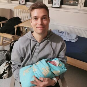 Tero Tiittanen Instagram - Ensimmäinen on reilun vuoden vanha kuva, joten toki voi hänen syntymästään edelleen onnitella, mutta haluan hehkutella sitä, että
tänään alkoi isyysvapaa 😍 Jotain viikonloppukeikkoja sovittu ja yksittäisiä päiviä pystyy järkkäämään(kunhan ajoissa sovitaan), jos jotain hirvittävän kiinnostavaa tulee, mutta pääosin seuraavat 2kk menee Suuren johtajan, eli tyttäremme ehdoilla. Äkkiä on mennyt reilu vuosi tuosta kuvasta.

Onhan me toki leikkipuistoissa ennenkin käyty, mutta nyt sitten oikein isosti. Tänään avattiin leikkipuistohierarkian tarkkailu Redin leikkimaailmassa. Tämä minun vaatimaton 2kk sai ajattelemaan äitejä, joten alunperin tähän postaukseen suunnittelemani komiikan ilotulitus vaihtui äitejä ylistäväksi ajatelmaksi.

#isyysvapaa#isä#tiistai#leikkipuisto#leikkimaailma#redi#isyys#perhe#family#parentin#dad#dadjokes#baby#huhtikuu