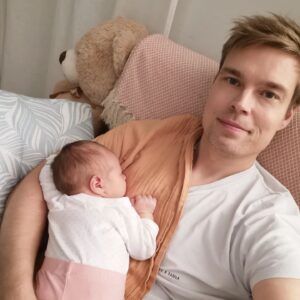 Tero Tiittanen Instagram - *Edit.7.12. klo 19.08. Kiitos kaikille onnitteluista ♥️*Olen jo kauan sitten päättänyt keskittyä täällä somessa viihdyttämiseen. Jätetään murheet ja valtavat voitot perhe/ystäväpiiriin. Jos saan hupsutuksillani jonkun arjessa tarpovan hymyilemään, tai vallan nauramaan, niin tavoite täällä somessa on täyttynyt 🙏

Mutta tehdään nyt tämän kerran poikkeus, koska sieluni vähän huutaa. Se huutaa jee! Hyvää itsenäisyyspäivää 🇫🇮 ja hyvää 1-vuotispäivää tyttäreni. Tänään on tuplajuhlat. Niin, meillä on tosiaan lapsi. Salalapsestahan ei kuitenkaan voi puhua, sillä kyllä tästä perhe, ystävät ja työkaverit ovat tienneet. 

Tapahtui lyhyesti seuravaa: 
Melkein koko elämäni, en halua lapsia - tapahtui asia, joka pisti miettimään, mitä elämältäni haluan - päätimme yrittää lasta - hän syntyy.
Voi kuinka paljon sinua tyttäreni rakastankaan ♥️
Toivottavasti maailma on sinulle tasa-arvoinen, reilu ja hyvä paikka elää.

Ja nythän minulla on virallinen lupa tehdä myös perhesketsejä! Olenhan iskä. Tai dädä, niinku meillä sanotaan. Muitakin meedia-asioita aihepiirin tiimoilta on suunnitteilla, mutta niistä myöhemmin. Jatketaan hupsuttelua!

P.S. Kuvassa hän on  n.2 viikkoinen.

Tero

#itsenäisyypäivä#synttärit#lapsi#perhe#juhlat#suomi#suomifinland#keskiviikko