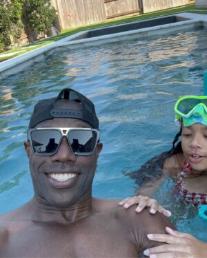 Terrell Owens Instagram - God knows how to put a smile on my face. 
Taking this time to give you all the glory and praise. 🙏🏾 
Thank you.
He knows that I’m not perfect but I’m trying.
I have to keep telling myself the devil is a lie and I’m blessed beyond measure.
*I do not own rights to this song* 
#smilethroughthepain #joyinthelittlethings #lifeisshort #staystrong #ilovemesomeme #daddaughterlove 
-LOVE YOU ELLE JAI- 🫶🏾