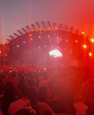 Tess Daly Instagram - Phoebe: ‘Mum where are you?’ 
Me: ‘Ermm, at Ushuaïa watching Calvin Harris, you?’ 😅💃

Thanks for an amazing evening @calvinharris 🥰