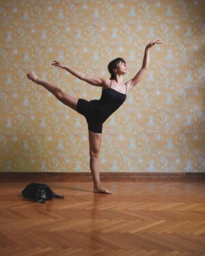 Tess Masazza Instagram - Le mie passioni: la danza, i carlini e la carta da parati. 

#pug #ballet #danzaclassica #carlini #cartadaparati #insopportabilmentedonna