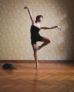 Tess Masazza Instagram - Le mie passioni: la danza, i carlini e la carta da parati. 

#pug #ballet #danzaclassica #carlini #cartadaparati #insopportabilmentedonna