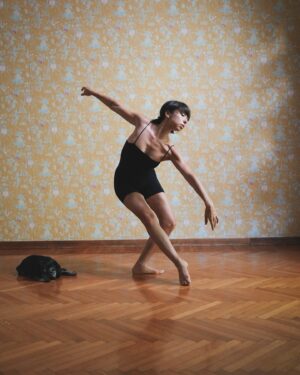 Tess Masazza Instagram - Le mie passioni: la danza, i carlini e la carta da parati. 

#pug #ballet #danzaclassica #carlini #cartadaparati #insopportabilmentedonna