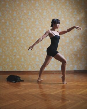 Tess Masazza Instagram - Le mie passioni: la danza, i carlini e la carta da parati. 

#pug #ballet #danzaclassica #carlini #cartadaparati #insopportabilmentedonna