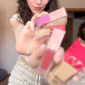 Tessa Ía Instagram - GRWM 🩷 VLTN

@valentino.beauty #ValentinoBeauty #Fragancia #Makeup #Publicidad