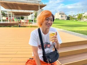 Tetsuya Instagram - かねてから(←この言葉つまりいつからなんだろう)ずっとやりたいと思っていた「じわじわイケメン化計画」をついに始動させたぜ...この世界、歯が汚かったら何も始まらない。イケメンではなく人間としての一歩目を踏み出すのだ。

てことでこの俺がついに地元岡崎市にあるホワイトエッセンスのホワイトニングに手を出してしまいました。何もわからずビビりながら施術台に寝かされる俺。宇宙人にキャトられた時くらい動揺したけどあっという間に施術終了。心地のいい接客で心まで真っ白です。「痛かったら左手を上げて」というお手本のようなセリフを言われてドキドキしたけど全く手を上げる機会がないまま終了。歯ヤンキーの俺にも優しく色々教えてくれて、思ったより簡単にイケ歯が手に入りそうという希望が湧いてきました。歯を本来の色よりも白くするのって、医療のホワイトニングでしかできないらしい。知ってた？次のスケジュールも立てたし、とことん綺麗になるまでやっちゃうぜ俺...!!!

写真にタグ付けしたホワイトエッセンスの公式アカウント(@whiteessence_official)をフォローして、キャンペーンの投稿をいいね！すると「電動歯ブラシ」があたるらしいからぜひ！！
※キャンペーン期間：9/15-9/30

#whiteessence #ホワイトエッセンス #ホワイトニング #PR