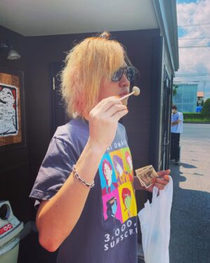 Tetsuya Instagram - 岡崎での撮影で、新たな出会いや経験にワクワクしていました。料理も最高で休みの日は食べ歩いていました。すごく美味しかったです！

There were so many exciting encounters and experiences while shooting in a Okazaki!
I spent my days off enjoying the food culture - especially the food stands!
Delicious!
#ラーメン
#食べ歩かないグルメ
#横浜家系