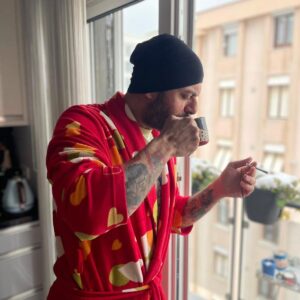 Tevfik Erman Kutlu Instagram - Bir biz ikimiz varız güzel öbürleri hep çirkin
Bir de bu terli karanlık
Sonra bir şey daha var ama adını bilmiyorum
Nereden başlasam sonunda o ışıkla karşılaşıyorum
Yarı çıplak utanmaz bir kadın resmini aydınlatıyor
Akşam oluyor ya bir türlü inanamıyorum
Oturmuşlar iri yapılı adamlar esrar çekiyorlar
Daha bir aydınlık olsun diye içtikleri su
Sarı topraktan testileri güneşte pişiriyorlar

Bir korkuyorum yalnız kalmaktan bir korkuyorum
Gündüzleri delice çalışıyorum geceleri kadınlarla yatıyorum

Sonra birden büyümüş görüyorum ağaçları
Kısrakları birden yavrulamış
Havaları birden güneşli

Kadınlarla yattığım yetse ya
Bir de kadınlarla yattığıma inanmam gerekiyor

Hoşlanmıyorum

#turgutuyar