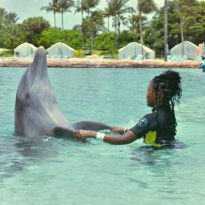 Teyana Taylor Instagram - Vacay Dumppppp of some much needed fun in the Bahama mama sun with my favorite lil mamas @gottalovejunie @babyruerose in the whole wide worldddddddddd at the incredible @atlantisbahamas before we get geared up for back to school! 🌹🌴🩵🏝️🌹

📸: @gottalovejunie @teyanataylor @kvnhrtlss