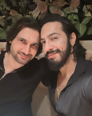 Thakur Anoop Singh Instagram - A reunion like this after 10 years of mahabharat was more like coming home to the people who knew you before life happened, where laughter is effortless and memories felt like yesterday. Come cherish our moments as we dived into our nostalgia together !!! 

10 Years Of Mahabharat … many more to go! 

@shaheernsheikh @1ahamsharma @arpitranka @rohitvbhardwaj @iamparasarora @imajaymishra @vinrana @lavanyabhardwaj @dir_mukesh @ankittmohan @sktorigins