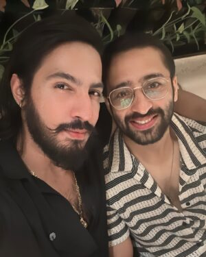 Thakur Anoop Singh Instagram - A reunion like this after 10 years of mahabharat was more like coming home to the people who knew you before life happened, where laughter is effortless and memories felt like yesterday. Come cherish our moments as we dived into our nostalgia together !!! 

10 Years Of Mahabharat … many more to go! 

@shaheernsheikh @1ahamsharma @arpitranka @rohitvbhardwaj @iamparasarora @imajaymishra @vinrana @lavanyabhardwaj @dir_mukesh @ankittmohan @sktorigins