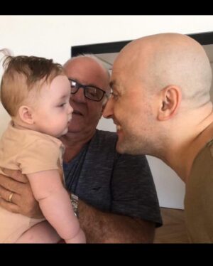 Thales Bretas Instagram - A figura de pai sempre foi muito emblemática pra mim. Minhas referências me ajudaram a construir a minha própria versão do papel mais difícil e recompensador que me propus a viver. O que fazer, o que não fazer, como reagir a certas demandas, o que evitar… mas nada disso faz sentido até você ocupar essa posição e se perguntar: e agora que sou eu, o responsável por tudo isso, o que faço? A paternidade é um poder que te faz mais forte, e ao mesmo tempo te traz a humildade de saber que você não detém a razão, embora às vezes tenha que parecer. Uma indecisão que te faz ser mais assertivo (mesmo que você não acerte sempre). Um amor que te faz mais calmo. Um abrir mão  de si que te faz sentir mais preenchido e bem cuidado. Uma constante realocação de prioridades. Uma escola que não tira férias. E que tem muito dever de casa.
Obrigado pai, por me moldar e me permitir formar o homem e pai que sou hoje.
Obrigado seu Júlio, por me mostrar ternura e me dar um pai maravilhoso pros meus filhos.
Obrigado PG, por compartilhar comigo esse sonho e essa posição tão misteriosa, que hoje vivo sozinho mas nunca sem ponderar seu contraponto mesmo imaginário. Eu não teria realizado esse grande passo na vida sem seu apoio e amor.
Obrigado filhos, por me ajudar a construir, diariamente, o pai humano que sou, que com muito amor e afeto, vou tentar sempre melhorar, crescer, ensinar e aprender com vocês. 
Muita força, amor e perdão pra pais e filhos que passam hoje um dia mais reflexivo. Empatia. Sempre.