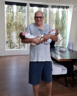 Thales Bretas Instagram - A figura de pai sempre foi muito emblemática pra mim. Minhas referências me ajudaram a construir a minha própria versão do papel mais difícil e recompensador que me propus a viver. O que fazer, o que não fazer, como reagir a certas demandas, o que evitar… mas nada disso faz sentido até você ocupar essa posição e se perguntar: e agora que sou eu, o responsável por tudo isso, o que faço? A paternidade é um poder que te faz mais forte, e ao mesmo tempo te traz a humildade de saber que você não detém a razão, embora às vezes tenha que parecer. Uma indecisão que te faz ser mais assertivo (mesmo que você não acerte sempre). Um amor que te faz mais calmo. Um abrir mão  de si que te faz sentir mais preenchido e bem cuidado. Uma constante realocação de prioridades. Uma escola que não tira férias. E que tem muito dever de casa.
Obrigado pai, por me moldar e me permitir formar o homem e pai que sou hoje.
Obrigado seu Júlio, por me mostrar ternura e me dar um pai maravilhoso pros meus filhos.
Obrigado PG, por compartilhar comigo esse sonho e essa posição tão misteriosa, que hoje vivo sozinho mas nunca sem ponderar seu contraponto mesmo imaginário. Eu não teria realizado esse grande passo na vida sem seu apoio e amor.
Obrigado filhos, por me ajudar a construir, diariamente, o pai humano que sou, que com muito amor e afeto, vou tentar sempre melhorar, crescer, ensinar e aprender com vocês. 
Muita força, amor e perdão pra pais e filhos que passam hoje um dia mais reflexivo. Empatia. Sempre.